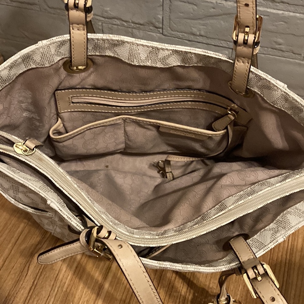 Micheal Kors Purse - Picture 3 of 5